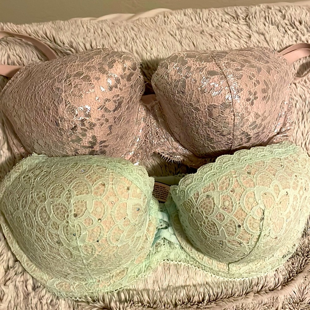 Lot of 2 bras. Both 32DD and minimally worn